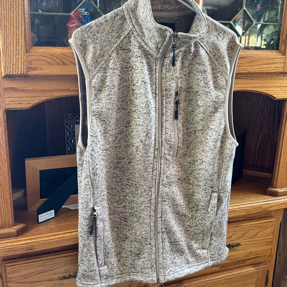 Men's size medium victory sportswear vest, three zipper pockets. EUC - Picture 4 of 4